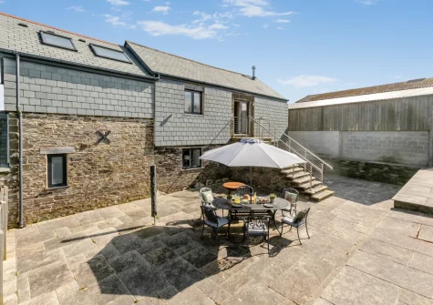 The enclosed patio, barbecue & alfresco dining area at Grampys Barn, Bray Shop