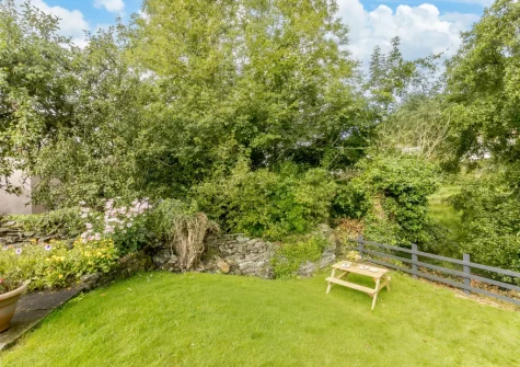 The garden & alfresco dining area at Granary Cottage, Swimbridge