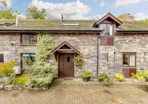 Granary Cottage is a characterful stone cottage with lovely original features, including beamed ceilings & wooden floors