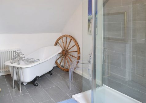 The bathroom at Granny McPhee's Cottage, Chilla