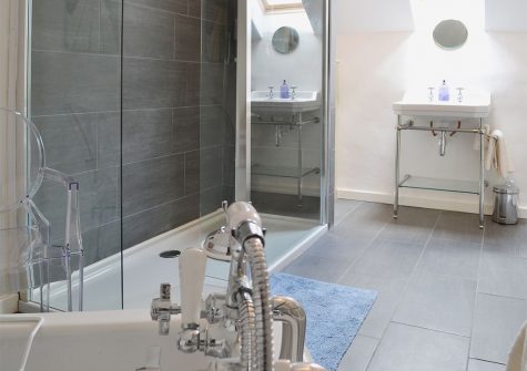 The bathroom at Granny McPhee's Cottage, Chilla