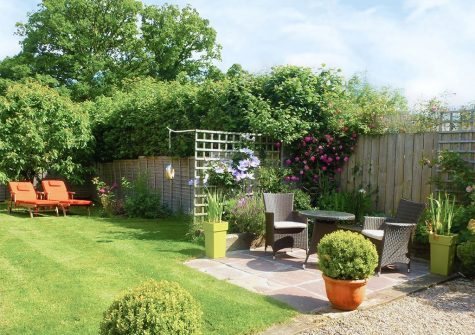 The garden & patio at Granny McPhee's Cottage, Chilla
