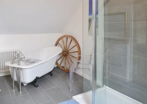 The bathroom at Granny McPhee's Cottage, West Chilla