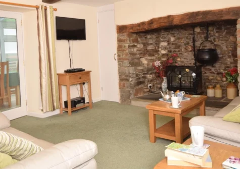 Greenlake Farm Cottage, Hartland is a tastefully refurbished 3-bedroom farmhouse wing in Devon, perfect for families. Boasting rustic charm and modern amenities, it offers easy access to local attractions and sandy beaches for surfing and sunbathing.