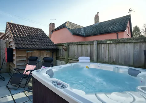 The hot tub & patio at Grindle Cottage, Woodbury Salterton