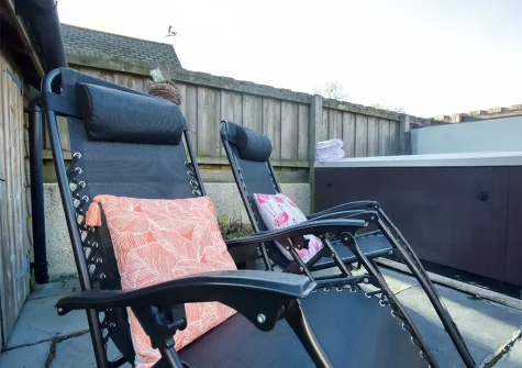 The hot tub & patio at Grindle Cottage, Woodbury Salterton