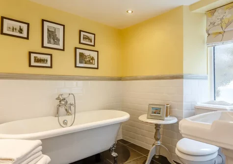 The bathroom at Guillemot Cottage, Brixham