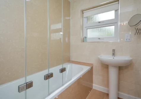 The bathroom at Gull Cottage, St Merryn