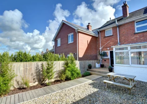 alfresco dining area & garden
