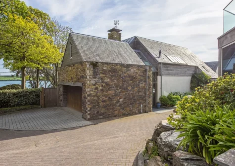 Gull Rock is a spacious dog-friendly holiday home tucked away in Rock