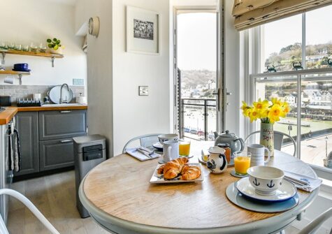 The dining area at Gull's Nest, Looe