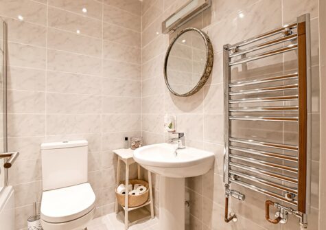 The bathroom at Gull's Nest, Looe