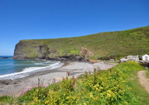 Gunnedah Studio is situated on the coastal path, perfectly located to explore the sandy beach of Crackington Haven