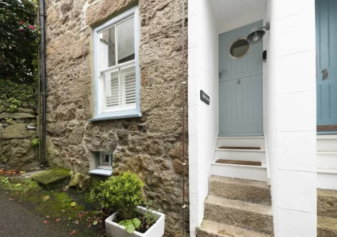 Gylly Cottage is an elegantly furnished contemporary seaside retreat in Mousehole