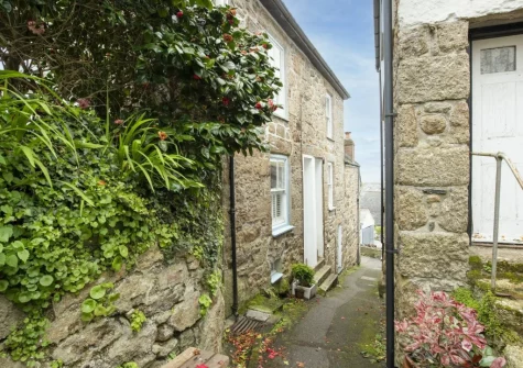 Gylly Cottage is a gorgeous fisherman's cottage set across three floors, beautifully styled & furnished, in the heart of Mousehole