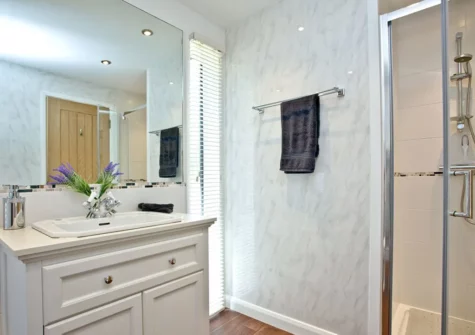 The bathroom at Haldon Forest Lodge, Haldon