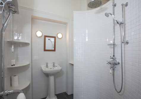 Bedroom #2 en-suite at Hallsanery House, Landcross