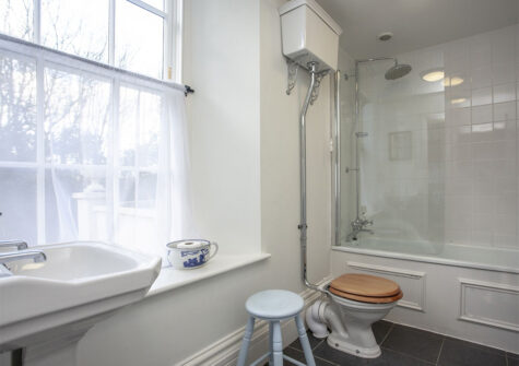 Bedroom #5 en-suite at Hallsanery House, Landcross