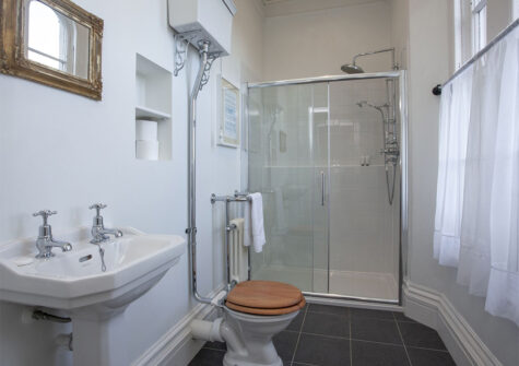 Bedroom #7 en-suite at Hallsanery House, Landcross