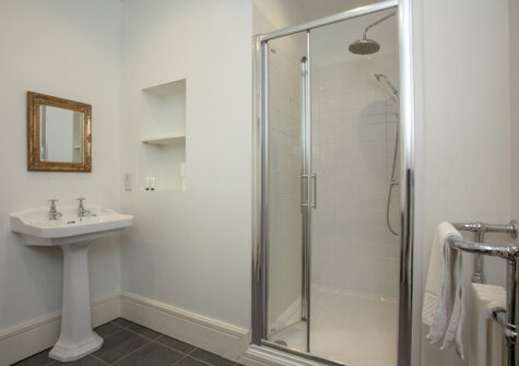 Bedroom #8 en-suite at Hallsanery House, Landcross