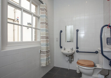 Bedroom #11 en-suite at Hallsanery House, Landcross