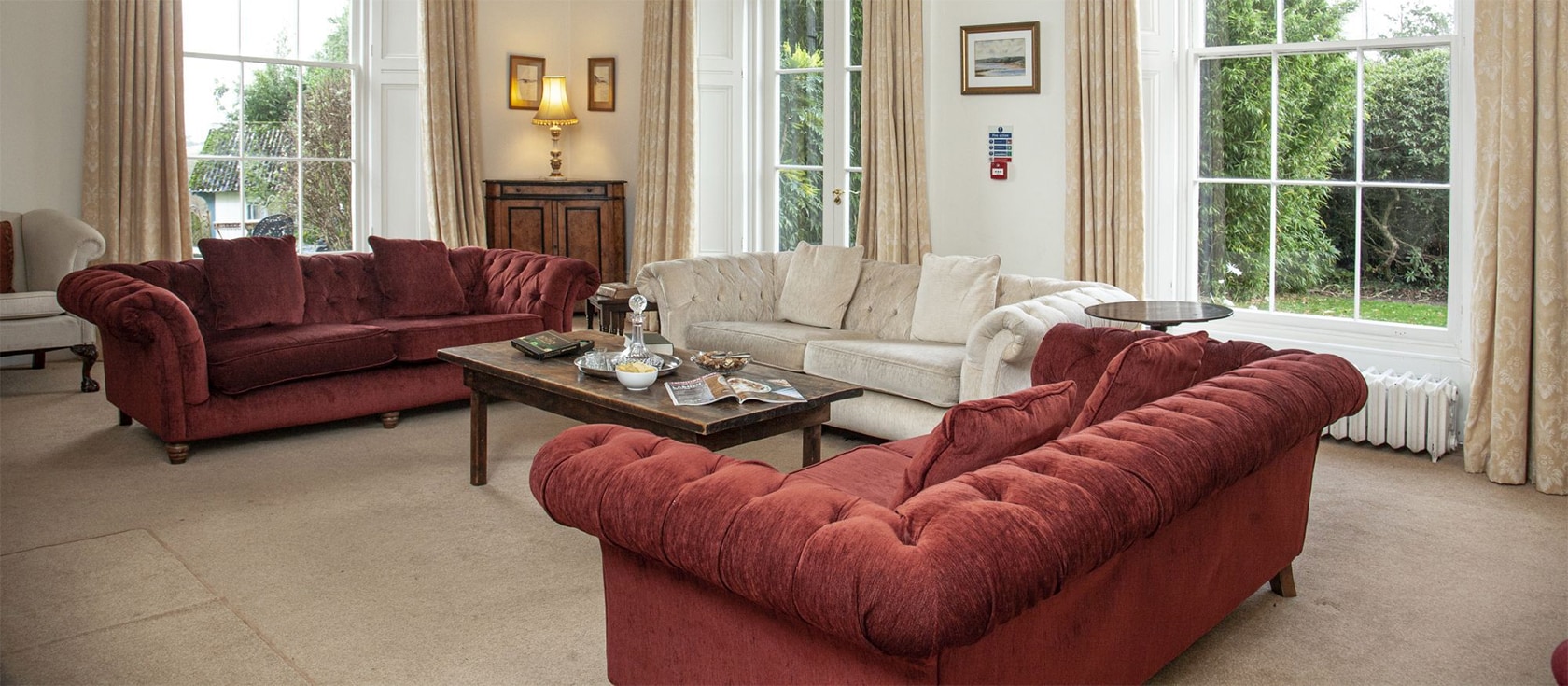 Hallsannery House, Bideford is a Georgian mansion with 11 ensuite bedrooms for 22. Five acre grounds, tennis courts, games room & period furnishings. Ideal for weddings & reunions, it has a formal dining room & fully equipped kitchen. Close to town & beaches.