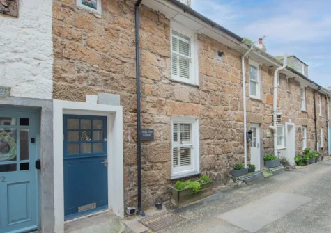 Happy Days Cottage is a gorgeous & beautifully refurbished cottage in St Ives' historic fishermen's quarter