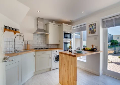 The kitchen & breakfast bar at Happy Days, Padstow