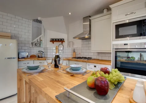 The kitchen & breakfast bar at Happy Days, Padstow