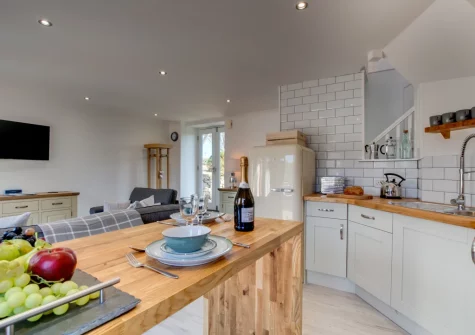 The kitchen & breakfast ba at Happy Days, Padstow