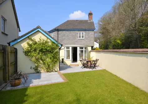 The patio, alfresco dining area & garden at Happy Days, Poughill
