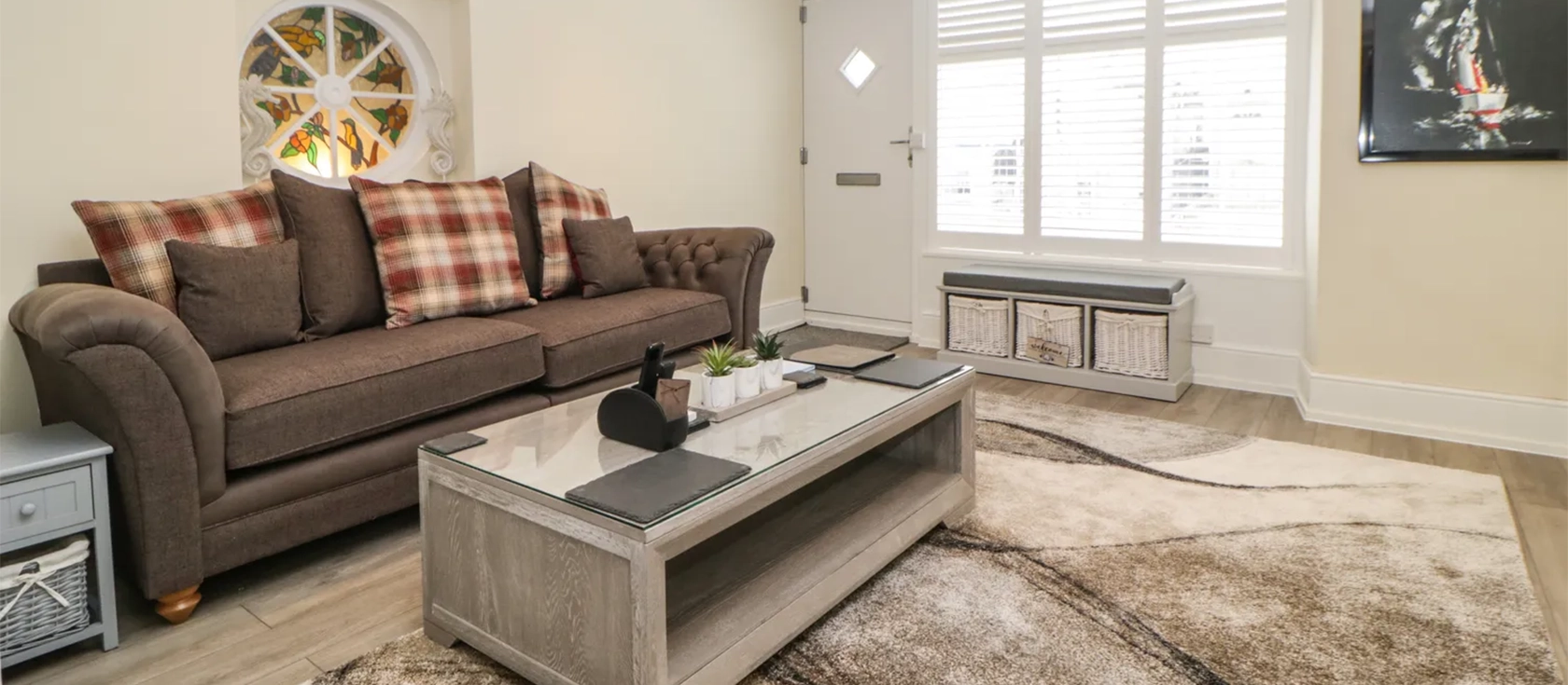 Harbour Cottage, Torquay, is a charming two-bedroom single-storey cottage, perfectly located for a coastal break. With a well-equipped kitchen, cosy living area, and just a two-minute stroll from the harbour and beach, it's the ideal home-from-home.