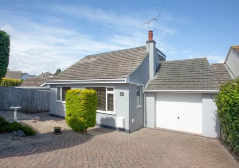 Harbour Heights is a compact three bedroom holiday home in a quiet residential area of Brixham