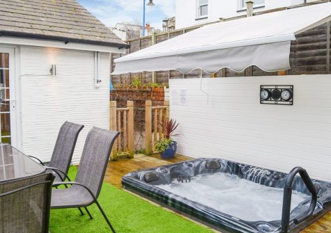 The patio & hot tub at Harbour Hideaway, Ilfracombe