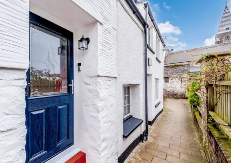 Harbour Hideaway is tucked away in the old side streets, in a quiet little residential area around Ilfracombe's popular & pretty harbour