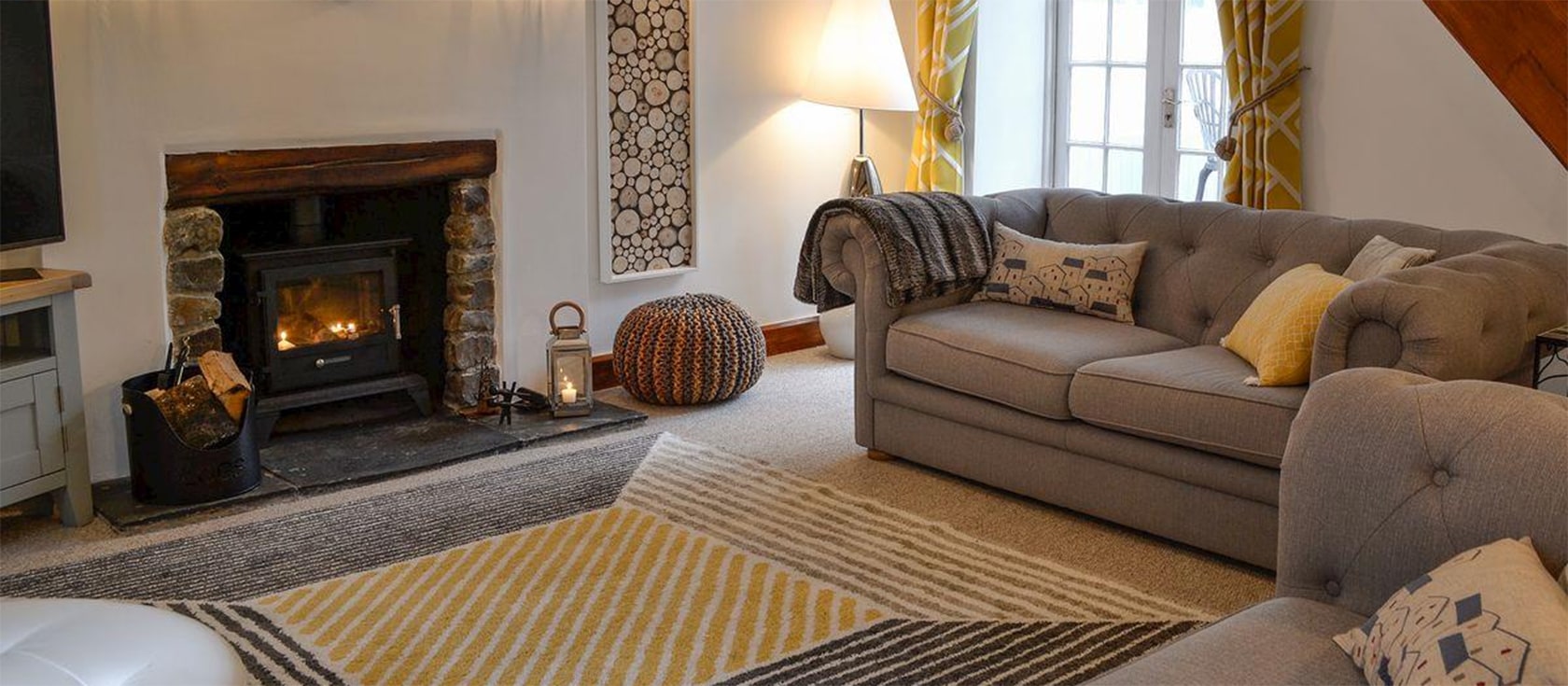 Harbour Hideaway, Ilfracombe is a historic cottage with three bedrooms & three bathrooms for six. Living room with woodburner, conservatory, garden hot tub & roof terrace for outdoor living. Close to the harbour, beach, shops, restaurants & coastal path.