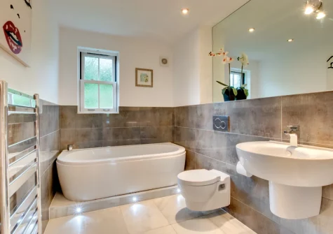 The bathroom at Harbour View, Looe