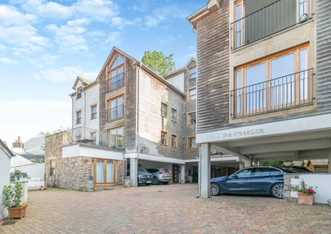 Harbour View is a stylish, light & spacious third-floor waterfront apartment