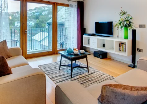 Harbour View, Looe is a stylish third-floor waterfront apartment offering panoramic river views and sophisticated comfort. Enjoy the private enclosed balcony, modern amenities, underfloor heating, and proximity to beaches and Cornwall's treasures.