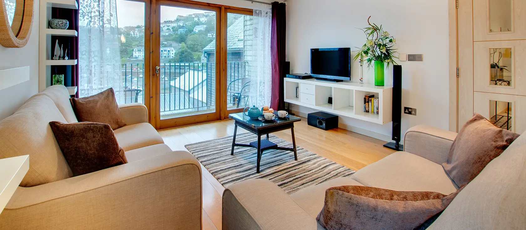 Harbour View, Looe is a stylish third-floor waterfront apartment offering panoramic river views and sophisticated comfort. Enjoy the private enclosed balcony, modern amenities, underfloor heating, and proximity to beaches and Cornwall's treasures.
