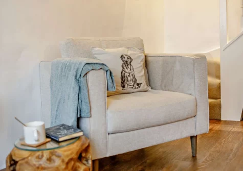 The living room at Harbour's Call, Polperro