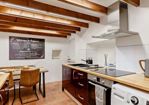 The kitchen at Harbour's Call, Polperro