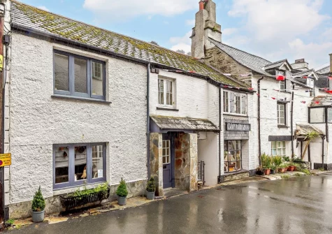 Harbour's Call is a cosy, spacious cottage in Polperro with stylish interiors & roof terrace to enjoy, as well as garage parking