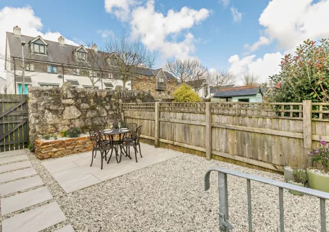 The enclosed courtyard garden & alfresco dining area at Harbour's Reach, Charlestown