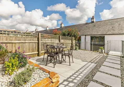 The enclosed courtyard garden & alfresco dining area at Harbour's Reach, Charlestown