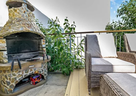 The decked terrace, barbecue & outdoor sitting area at Harbour's Reach, Fowey