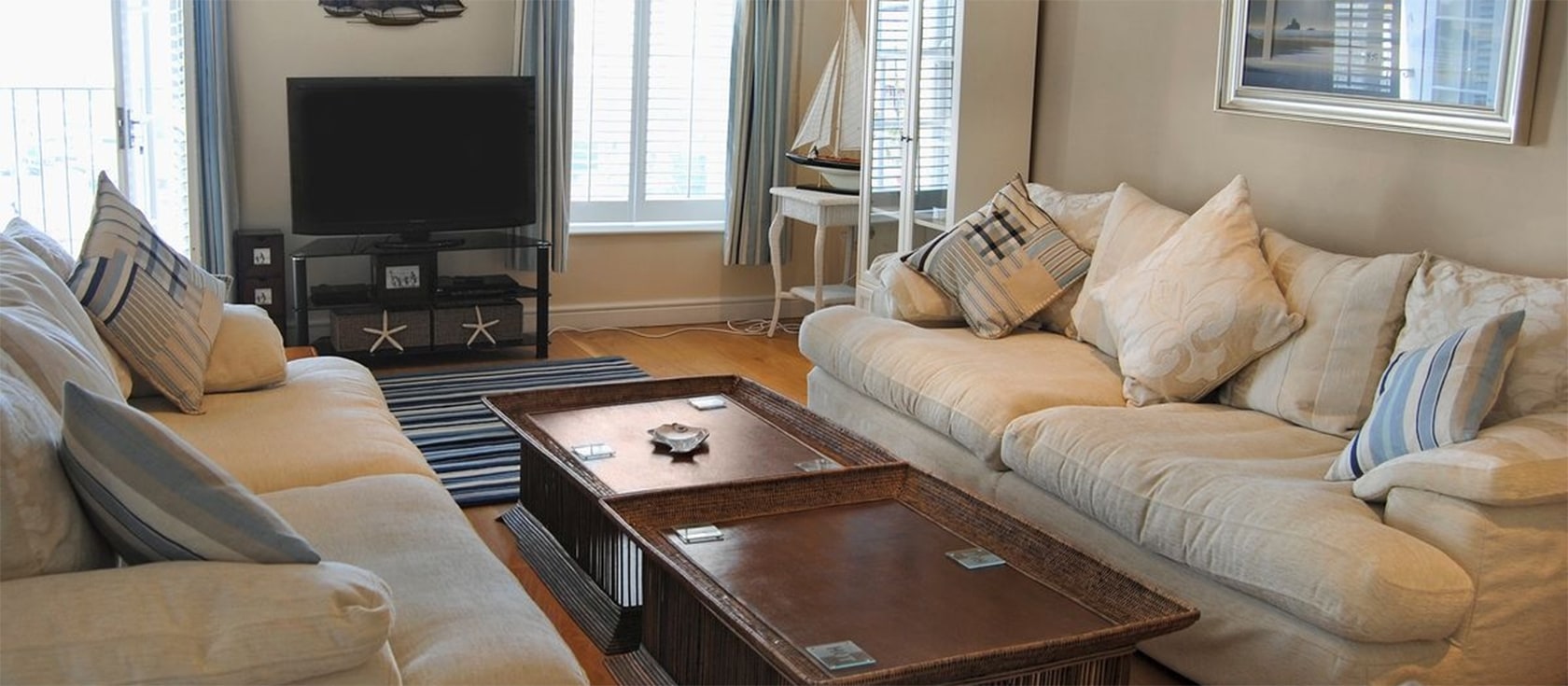 Harbourside Apartment, Mevagissey is a spacious four bedroom, three bathroom apartment with French doors & small balcony overlooking boats & harbour. Fully equipped for eight, it has comfortable furnishings, well-equipped kitchen, dishwasher & parking permit.