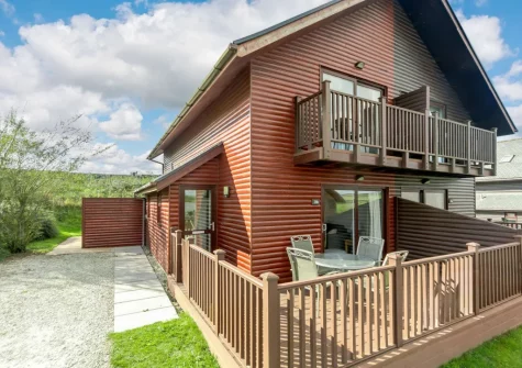 Harlyn is a wonderfully located lodge set on the grounds of a holiday resort & spa and with a private hot tub