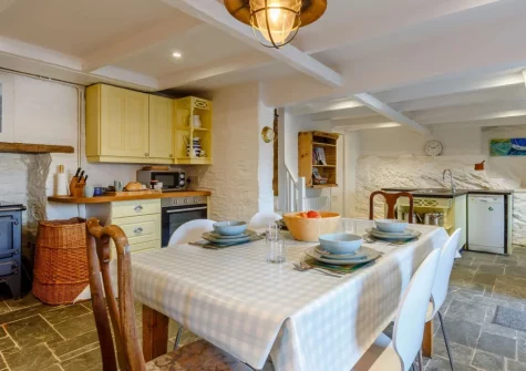 The kitchen & dining area at Hart Cottage, Polruan