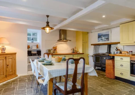 The kitchen & dining area at Hart Cottage, Polruan